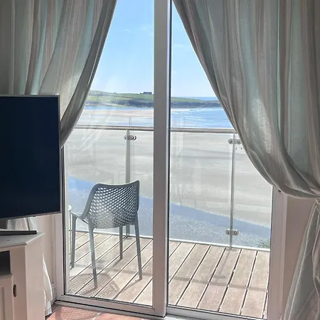 2 Bed Beachfront Inchydoney Apartament *